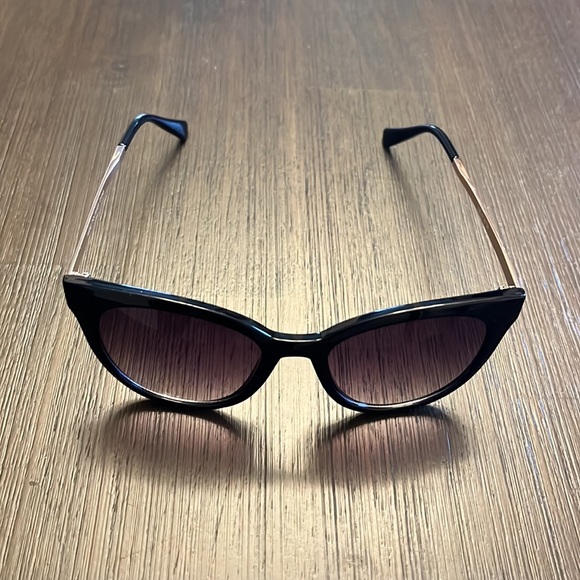 Black and gold cat eye sunglasses - Picture 4 of 6